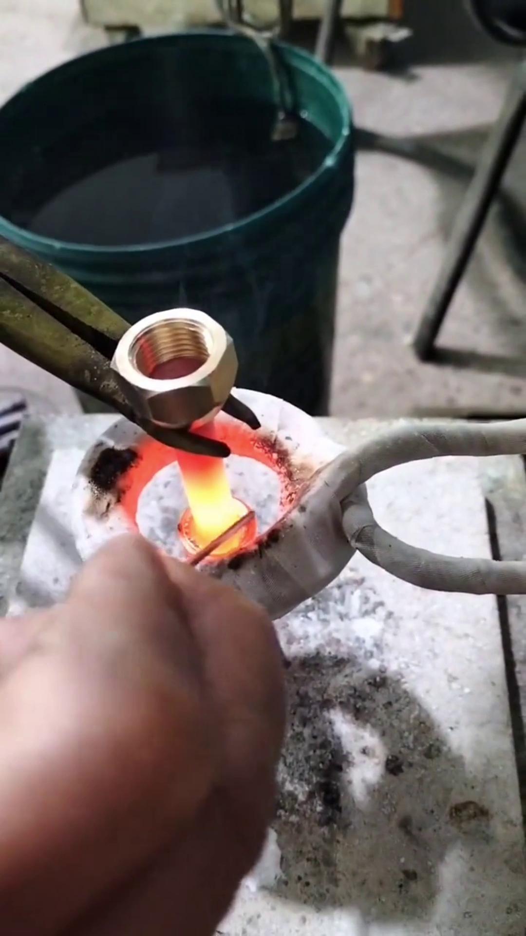 你还在用传统的火焰焊接铜管吗 人家都用上91免费看黄下载加热设备做铜管焊接了