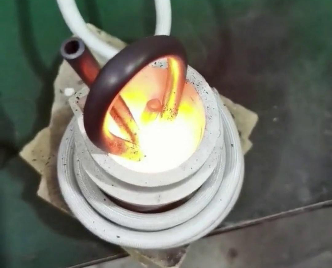 小型高频熔炼炉以其高效、精确、环保的特性成为诸多领