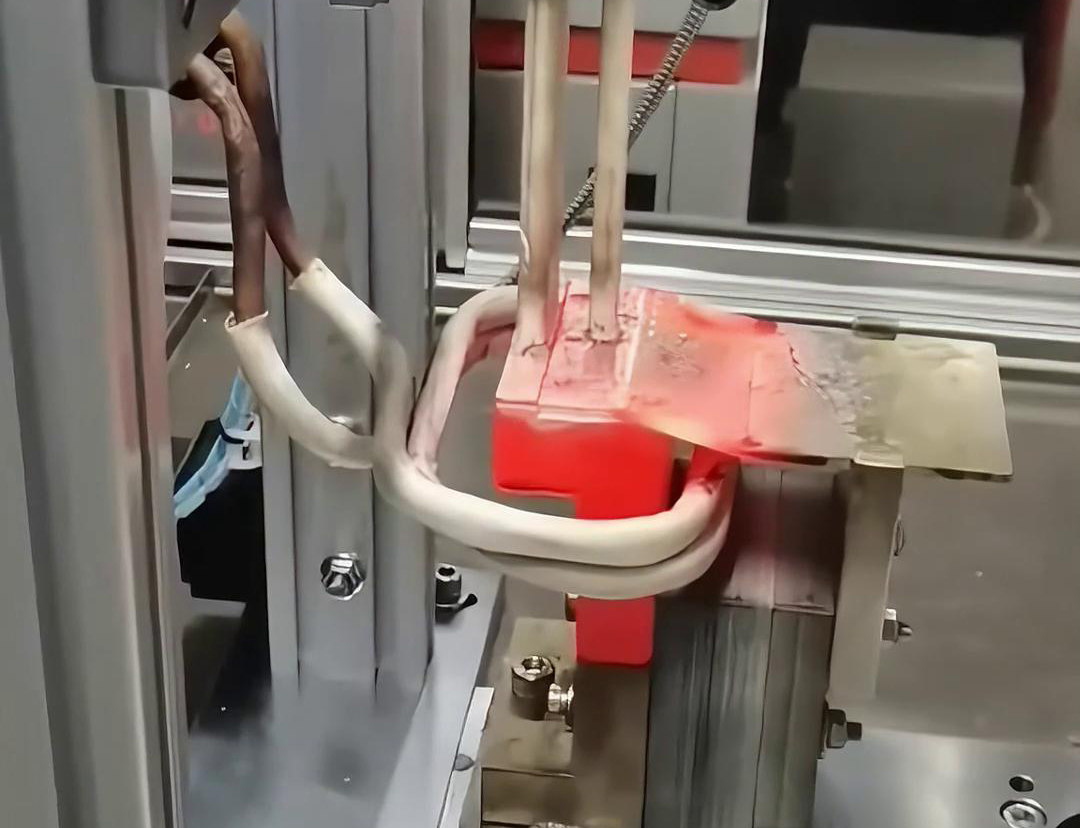 框架断路器母排铜排高频焊接过程。采用高频自动焊接