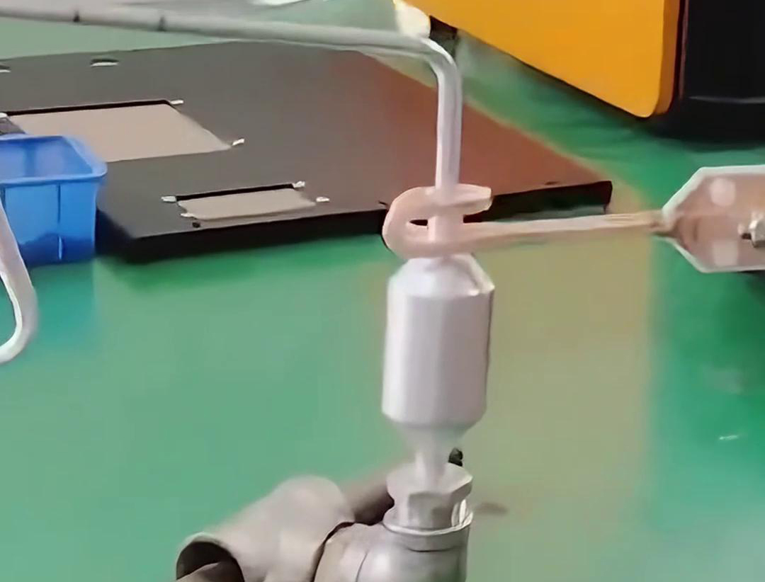 铝管铝储液器正在进行钎焊，用的是手持式高频91免费看黄下载焊机