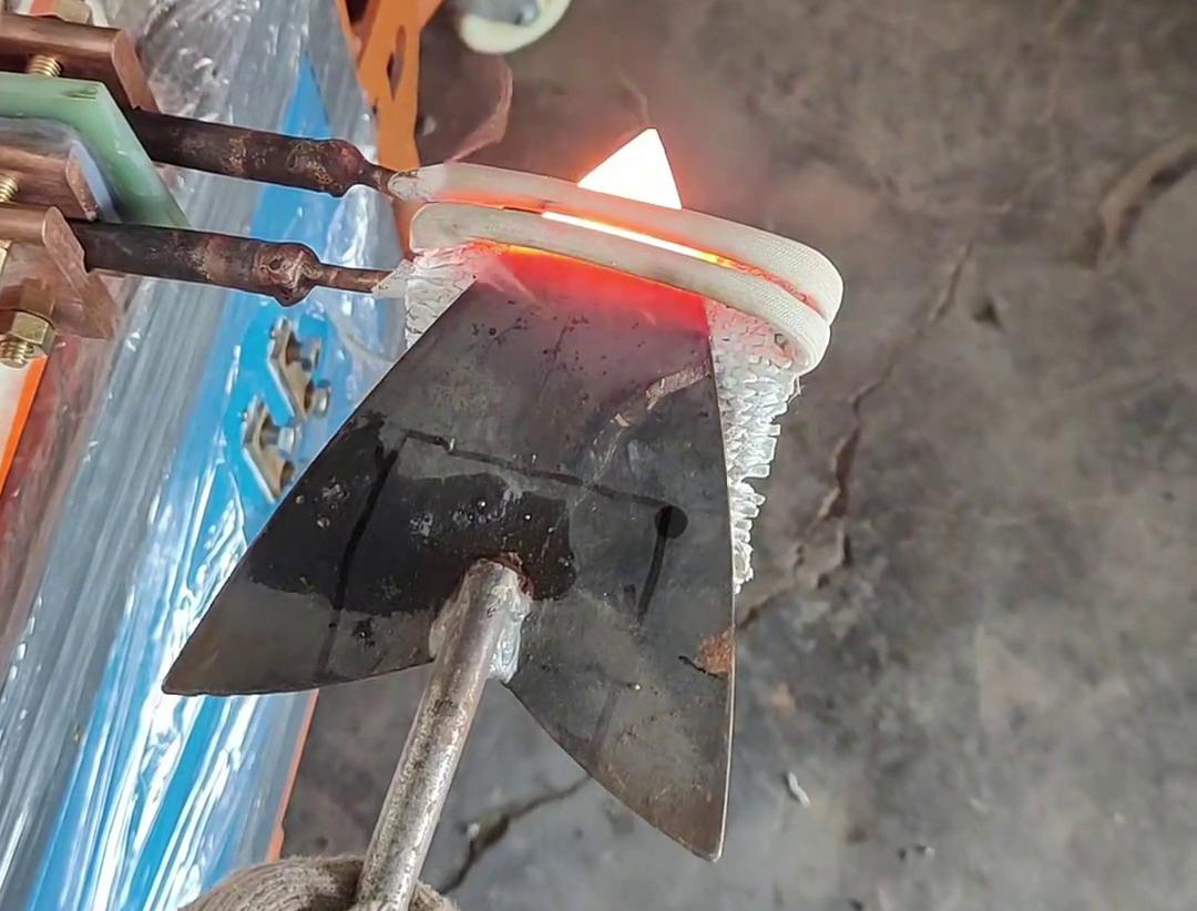 高频加热机：类三角铁锹小型工具淬火热处理的高效之选